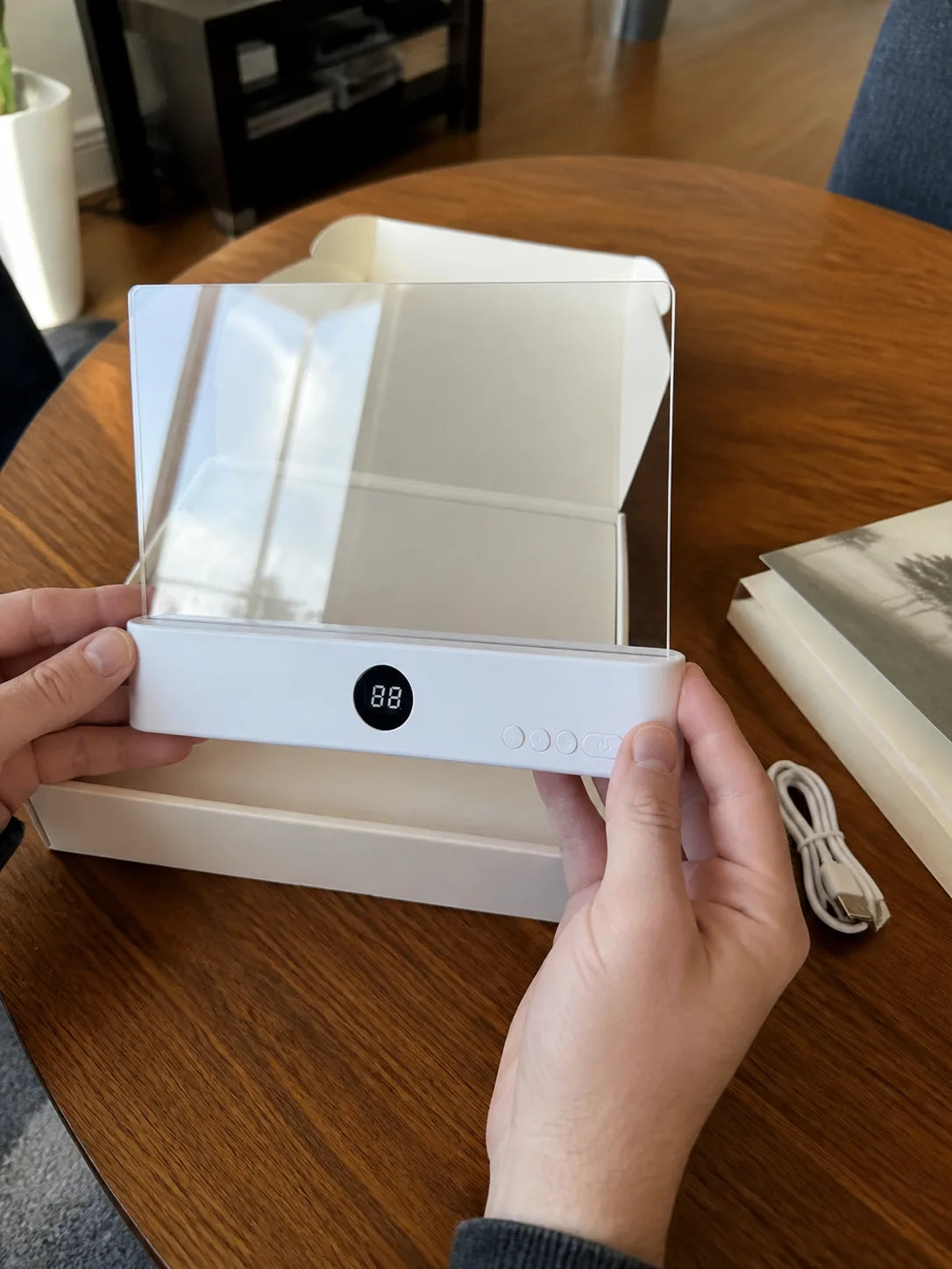 Customer unboxing the white Lumalli full-page reading light